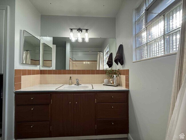 Building Photo - Cute Price Home