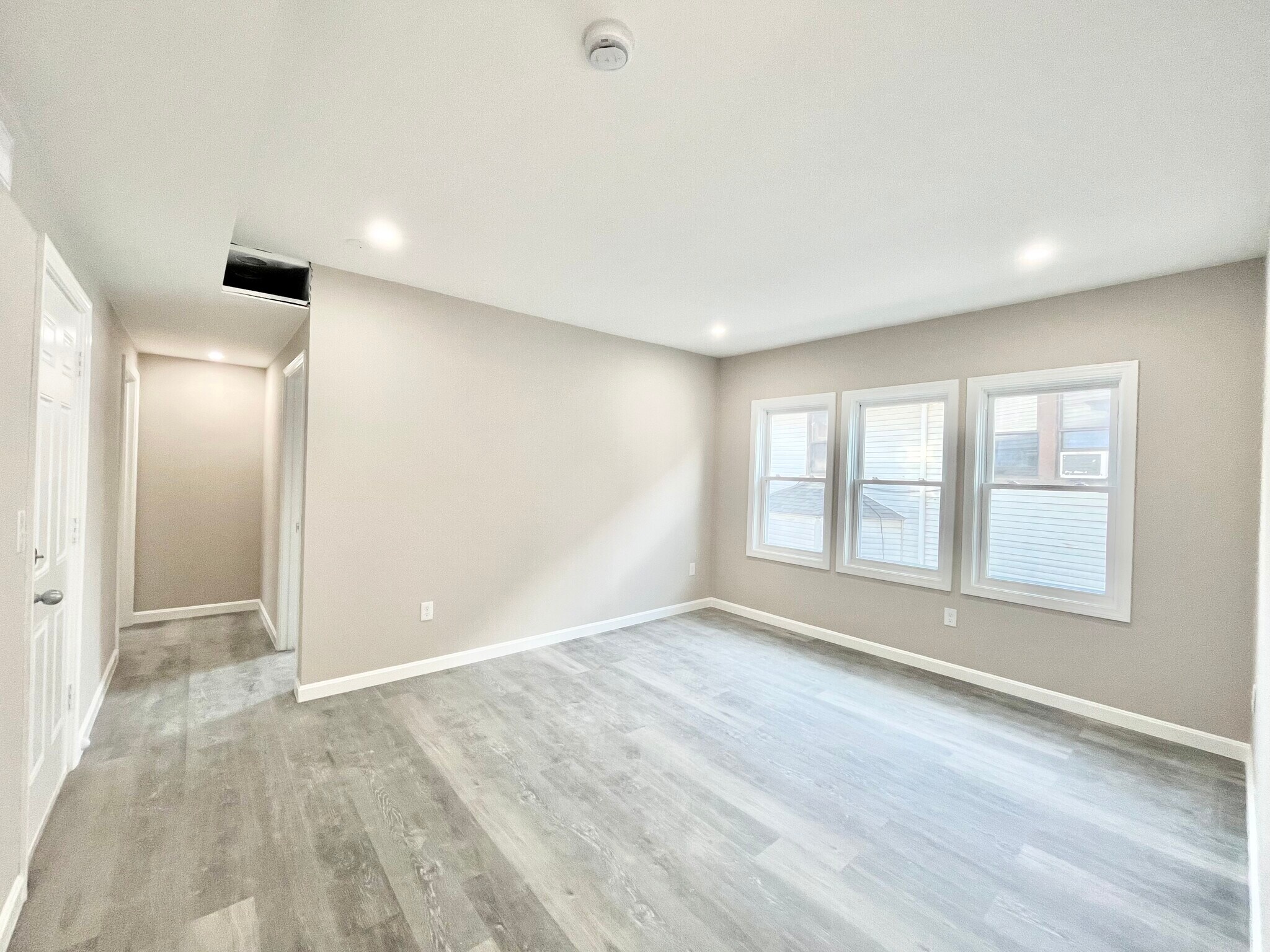 Building Photo - 16 Long Ave