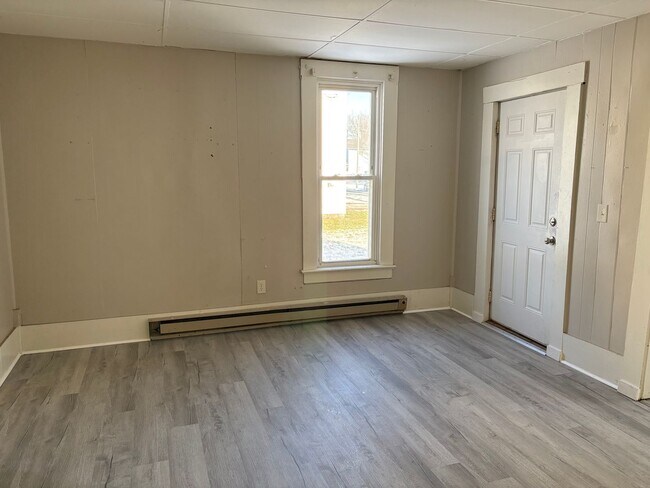 Building Photo - Downstairs Apartment