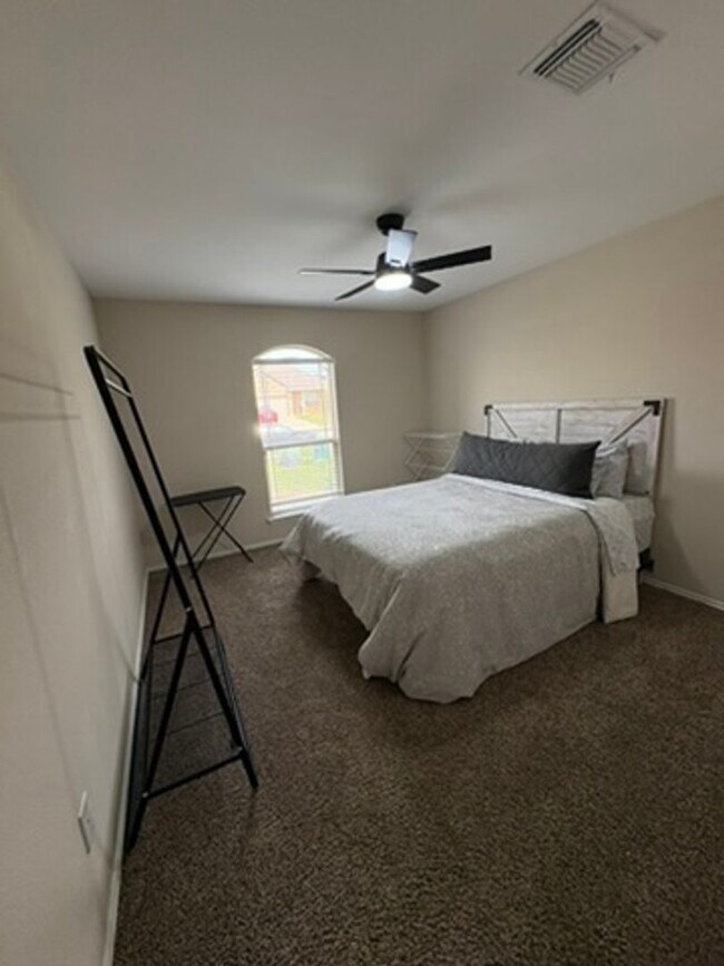 Building Photo - 3 bedroom 2 bath open concept