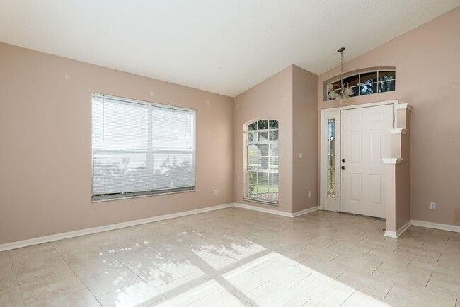 Building Photo - HEATHROW 3 BDRM HOME READY NOW!