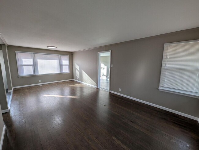 Building Photo - House on Hedge