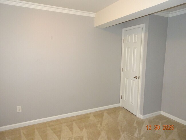 Building Photo - 4 Bedrooms, 3.5 Baths Townhouse