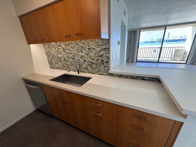 Building Photo - Steps from Alamitos Beach! Modern 1 bed 1 ...