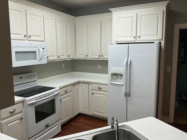 Building Photo - Beautiful Home!