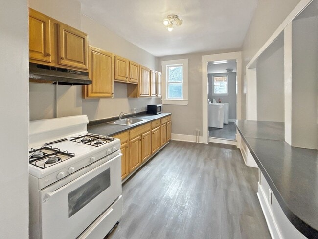 Building Photo - Modern Finishes, In-Unit Laundry & Bright Living Spaces