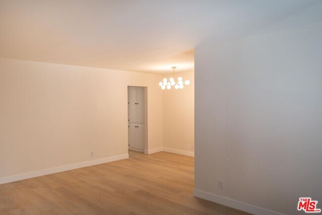 Building Photo - 860 S Kingsley Dr