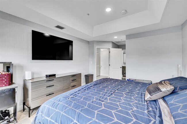 Building Photo - 150 Jacaranda Country Club Dr