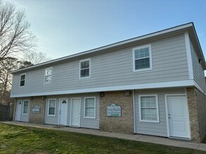 Building Photo - Beautiful 2/1.5 townhouse