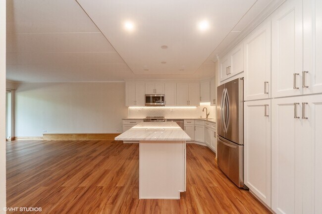 Building Photo - 18 E Old Willow Rd