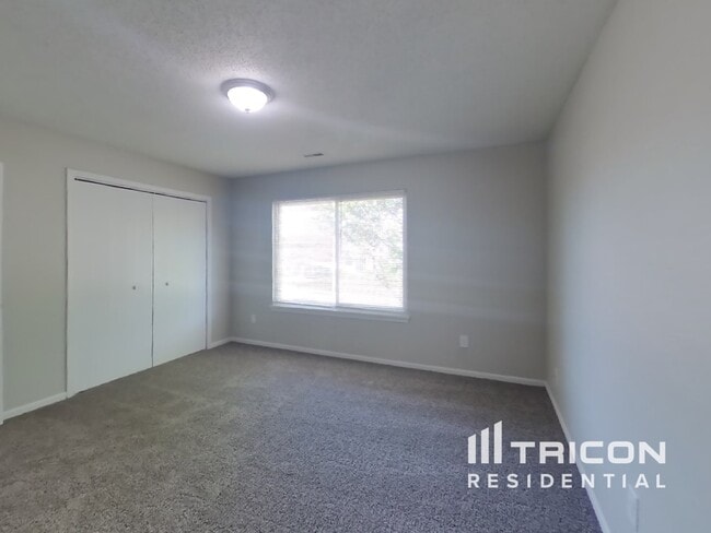 Building Photo - 1401 Thomas Dr