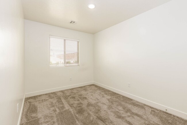 Building Photo - 4 bed | 2 1/2 bath | 2 car garage in Deser...