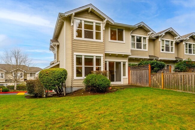 Building Photo - Spacious Townhome in Bellevue College Neig...