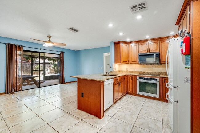 Building Photo - Beautifully updated Pool Home