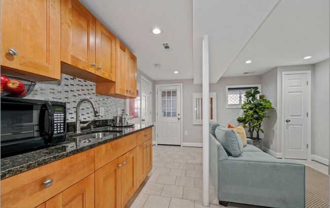 Building Photo - 4 bed 3.5 bath. Parking! Pets Welcome!
