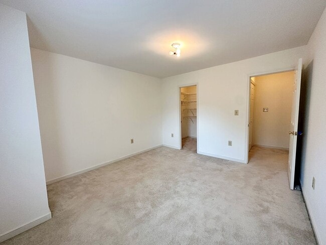 Building Photo - 4 Bedroom Townhouse Near Chesterfield Cour...
