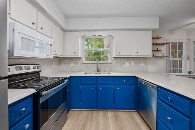 Building Photo - 6740 Scotts Pl