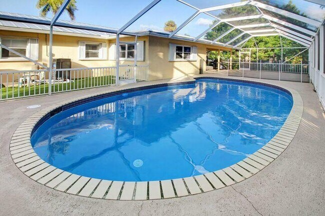 Building Photo - 120 E Park Ln