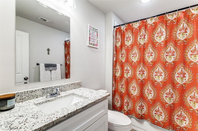 Building Photo - Beautifully Updated 3 Bed, 2.5 Bath in Pea...