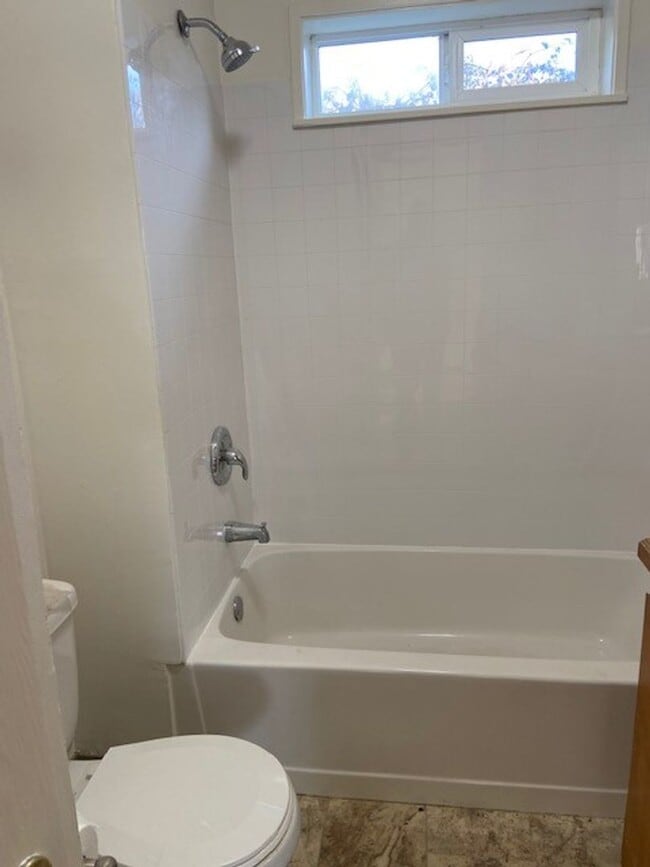 Building Photo - Nice updates in this 2 / 1 house with 2 ca...