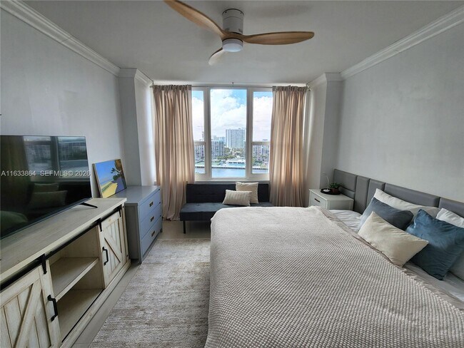 Building Photo - 3505 S Ocean Dr