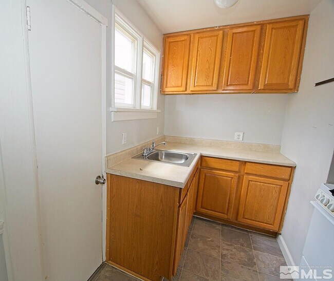 Building Photo - 638 Moran St