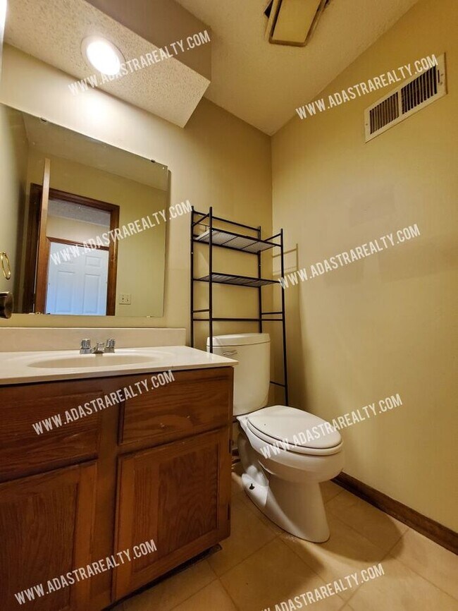 Building Photo - Spacious Duplex in Blue Valley-Available N...