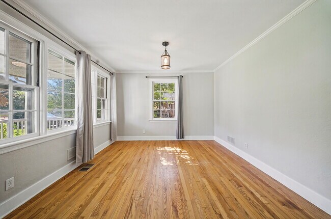 Building Photo - 4 Bedroom 2 Bathroom with large fenced in yard for Pets