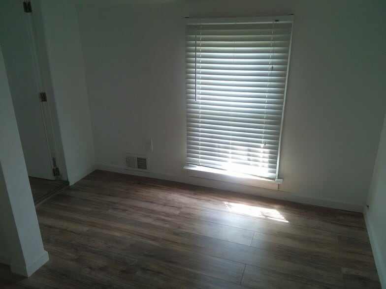 ROOM 3 - 324 Fisher Avenue