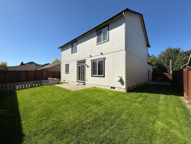 Building Photo - Freshly Updated Four Bedroom