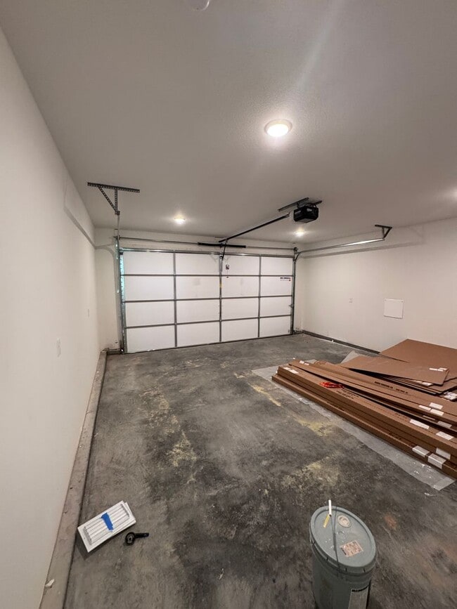 Building Photo - Move-In Ready 3-Bedroom Townhome – Modern Comfort Meets Style