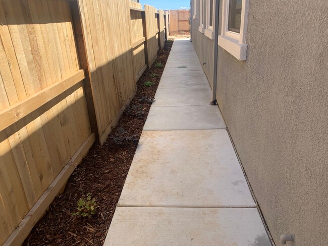 Building Photo - Brand NEW 4 bedroom 1 story home Rancho Co...