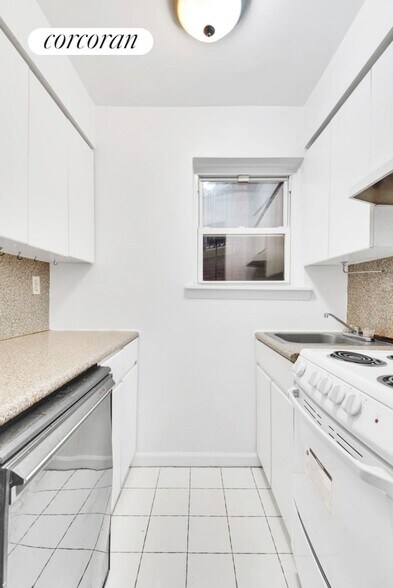 Building Photo - 53 W 76th St