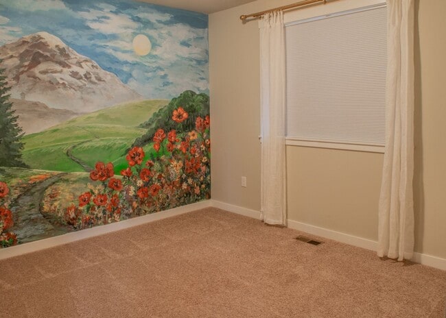 Building Photo - Beautifully Crafted 5bd/3bth home W/ Fence...