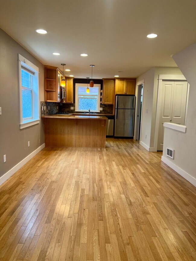 Building Photo - Available 1/1! Cozy townhouse in the Mt Ba...