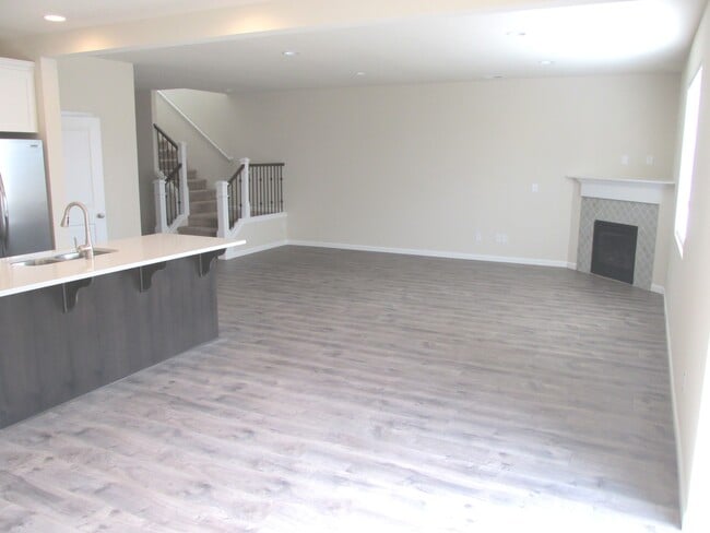 Building Photo - $500 off 1st month! New carpet, hardwoods, quartz counters, 4 Br 2.5 bth  fenced yard, walk to park!