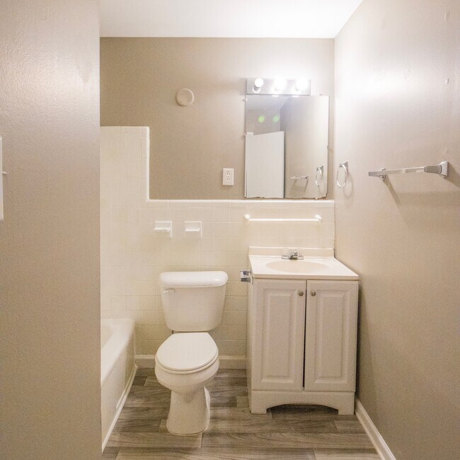 Building Photo - 1413 67th St Ens