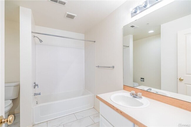 Building Photo - 2Bd/2Ba Issaquah Condo