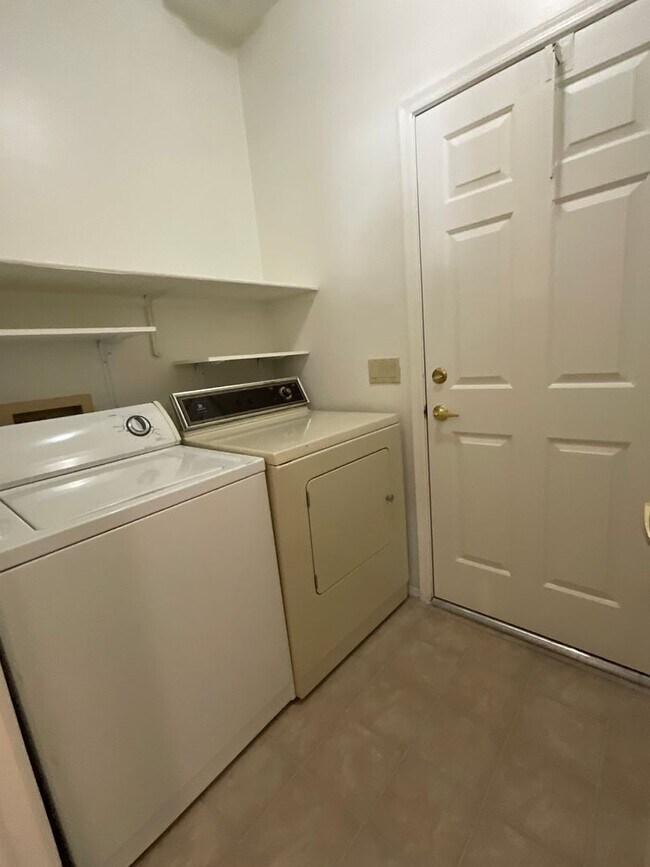 Building Photo - Great eastside location on cul-de-sac lock...