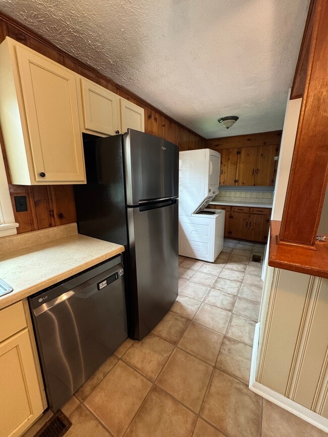 Building Photo - 4011 Longwood Dr