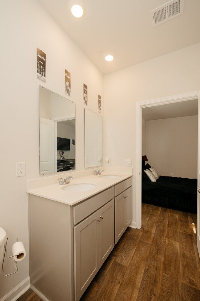 Building Photo - "One Level, Charming 3 bedroom 2 Bath in Goose Creek – 1256 Sq Ft of Comfort!"