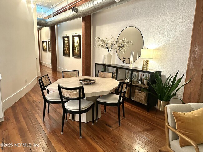 Building Photo - 301 E Bay St