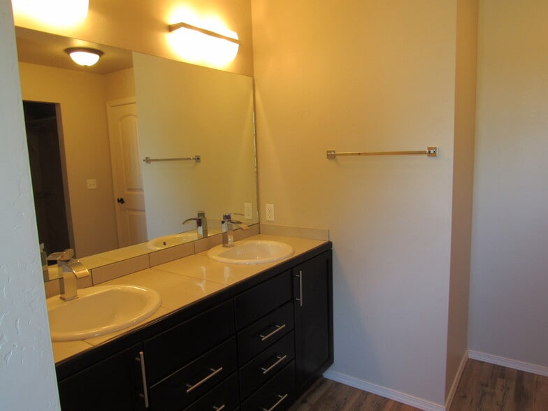 Shared Bath - 313 Star Crossing