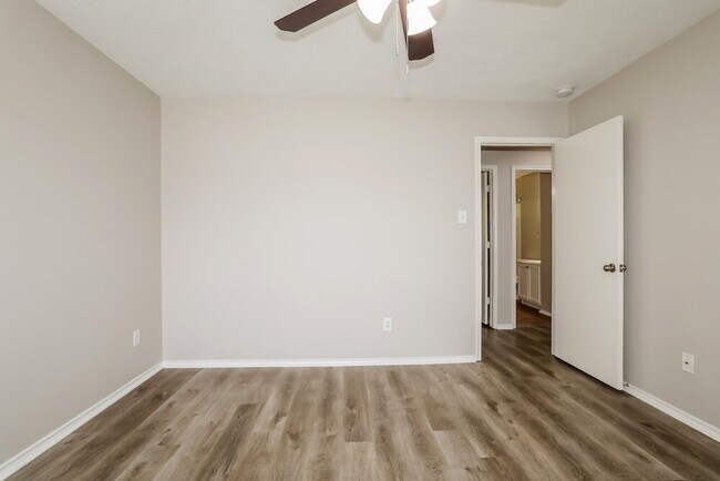Building Photo - 33103 Cottonwood Bend