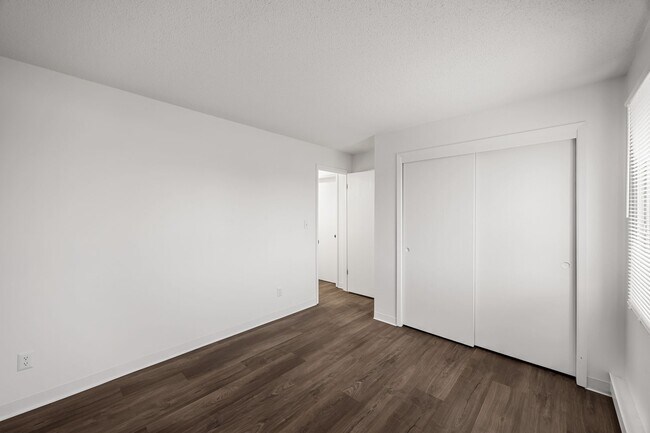 Building Photo - Classic Large One Bedroom