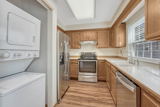 Building Photo - Move-In Ready Townhome with Garage & Great Amenities!