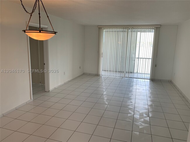 Building Photo - 2861 Leonard Dr