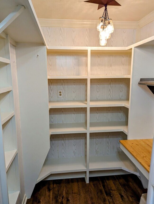 Building Photo - Updated 3/2 in Scott with Country Views!