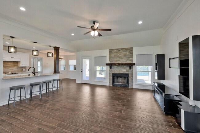 Building Photo - Updated Home with Pool & Shop on 1 acre lot