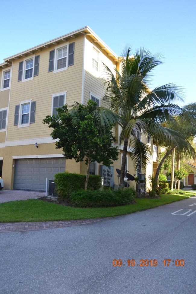 Building Photo - 107 W Pigeon Plum Dr